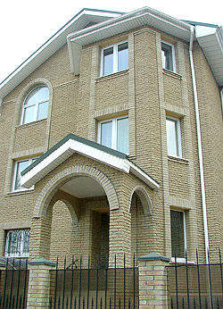пример кирпича Литос в строительстве